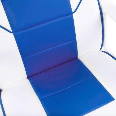 Cadeira azul e branca com couro sintético e estrutura metálica