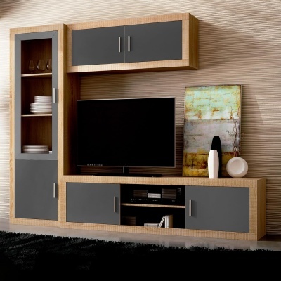 Móvel de sala moderno em madeira clara com portas cinza e vidro