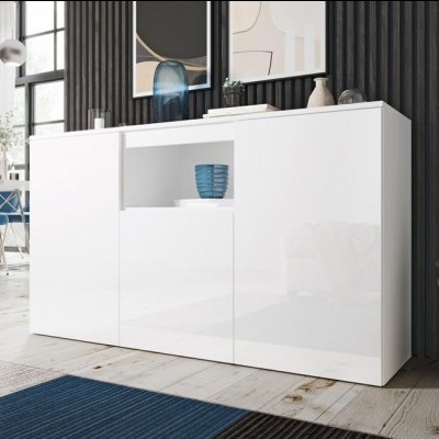 Aparador branco lacado com três portas e copo azul no nicho central em sala moderna