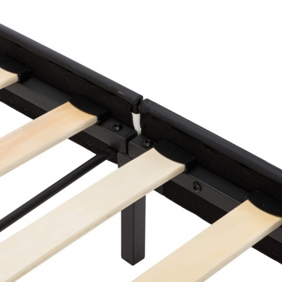 Estrutura de cama preta com ripas de madeira clara e perna de suporte