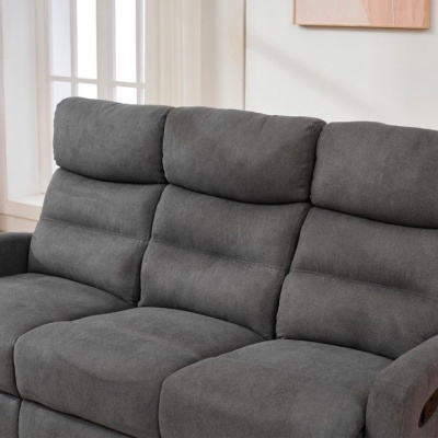 Sofa cinza escuro de três lugares com encostos almofadados em sala clara