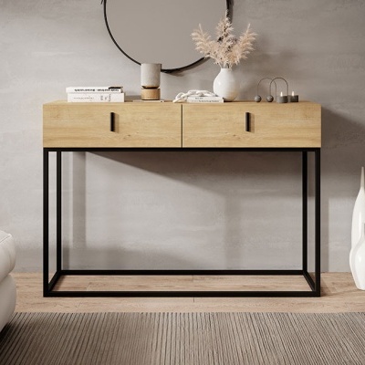 Consola de madeira clara com estrutura preta decorada com vaso, livros e utensílios