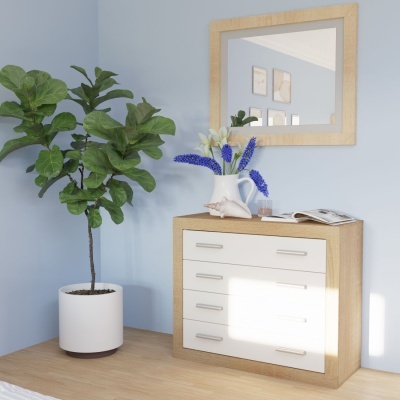 Cómoda branca e madeira clara com jarro de flores e espelho na parede azul, planta em vaso branco ao lado