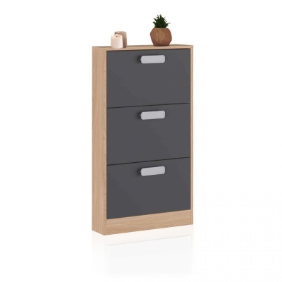 Móvel com três portas cinza e estrutura carvalho claro, decorado com vaso e recipiente pequenos em cima