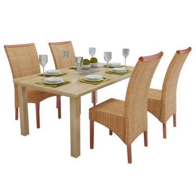 Conjunto de jantar com mesa de madeira clara e quatro cadeiras de vime castanho claro.
