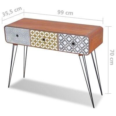 Aparador de madeira com três gavetas decoradas e pés de metal preto.