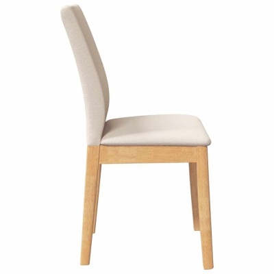 Cadeira de madeira clara com assento e encosto estofados em tecido bege, vista lateral