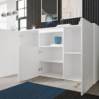 Móvel de armazenamento branco com portas abertas e taças azuis no interior