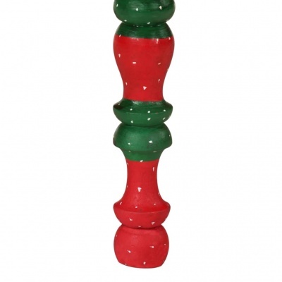 Ponta decorativa de madeira vermelha e verde com manchas brancas