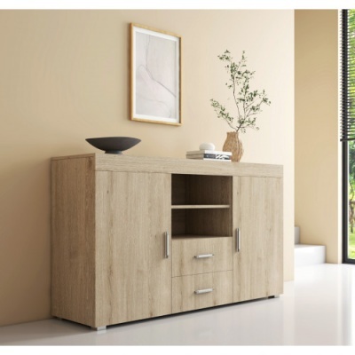 Aparador em madeira clara com decoração numa sala minimalista