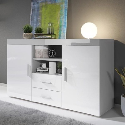 Aparador branco lacado com decoração em sala moderna