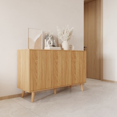 Aparador em madeira clara com decoração branca num ambiente minimalista