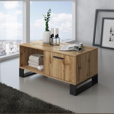 Mesa de centro de madeira clara com estrutura metálica preta e decoração minimalista