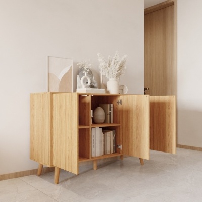 Móvel de madeira claro com portas abertas e decoração minimalista