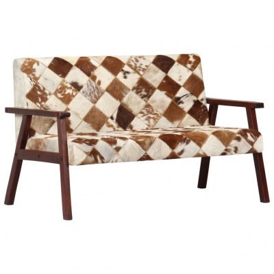 Sofá de dois lugares com estrutura em madeira e estofos de peles em padrão xadrez