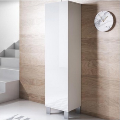 Armário alto branco lacado com pés metálicos junto a parede de madeira clara e relógio