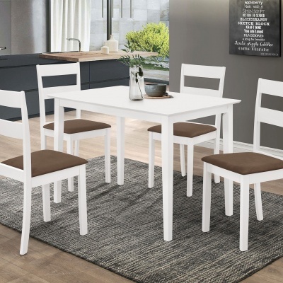 Conjunto de mesa de jantar branca com quatro cadeiras e tapete cinza