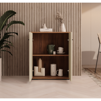 Móvel de madeira com portas abertas, canecas e jarra cerâmicas, vaso com plantas secas e livro SCANDI