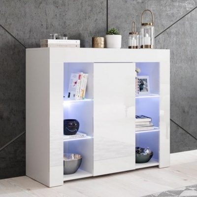 Móvel branco lacado com prateleiras iluminadas e decoração