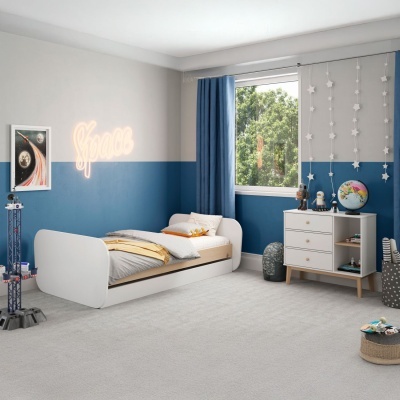 Quarto infantil com cama branca e decoração temática espacial