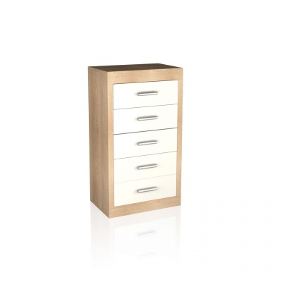 Cômoda de madeira castanho claro com cinco gavetas brancas e puxadores metálicos