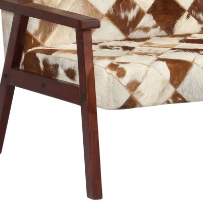 Sofá em madeira com estofos em pele branca e castanha com padrão geométrico