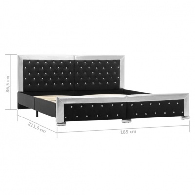 Cama preta com detalhes prateados e estofado com botões brilhantes