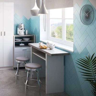 Cozinha com balcão cinza, paredes azuis e banquetas metálicas