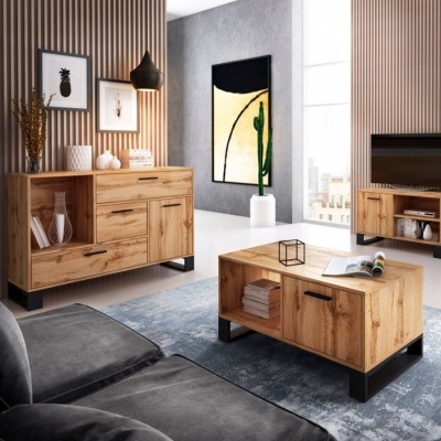 Sala de estar com móveis em madeira clara, mesa de centro, aparador, móvel TV, e decoração moderna