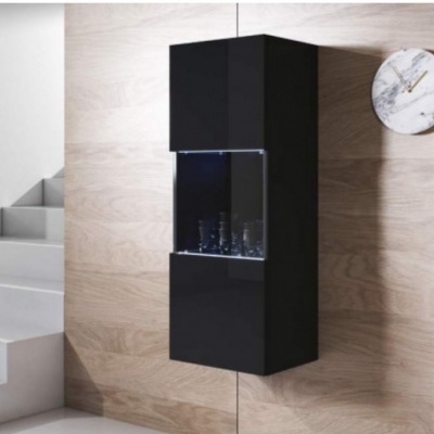 Móvel de parede preto com copos expostos em espaço central em vidro, parede de madeira clara, escada branca e relógio de mármore