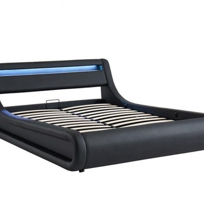 Cama de casal preta com cabeceira iluminada azul e ripas de madeira