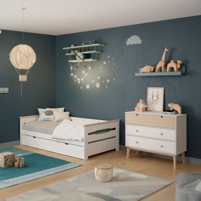 Quarto infantil com cama branca, prateleiras com brinquedos de madeira e decoração de estrelas na parede azul escura