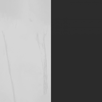 Superfície de mármore branco com veios cinzentos ao lado de fundo preto