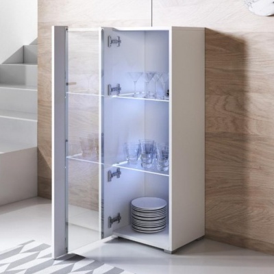 Móvel branco com porta de vidro espelhado aberto com copos, taças e pratos