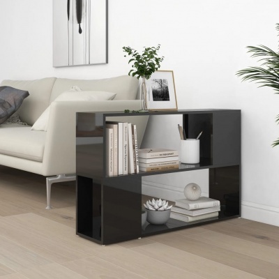 Estante preta com livros, planta e objetos decorativos junto a sofá