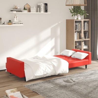 Sofá-cama vermelho com almofadas brancas e roupa de cama em quarto com decoração moderna