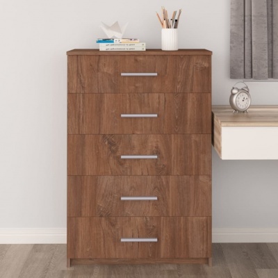 Cômoda de madeira castanha com cinco gavetas e puxadores metálicos prateados