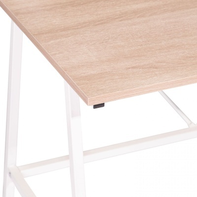 Mesa de madeira clara com estrutura metálica branca