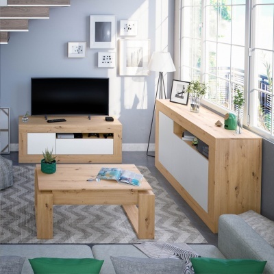 Sala de estar com móveis em madeira clara e painéis brancos, mesa de centro, móvel para TV e aparador