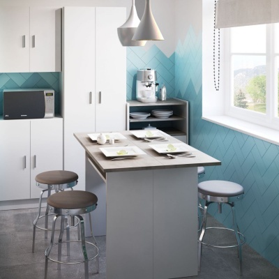 Cozinha moderna com ilha, bancos altos e máquina de café.