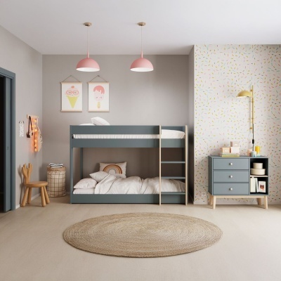Quarto infantil com beliche cinza, quadros de sorvete, tapete redondo e cómoda cinza com candeeiro