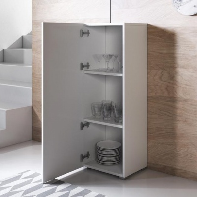 Armário branco de cozinha aberto com prateleiras e utensílios