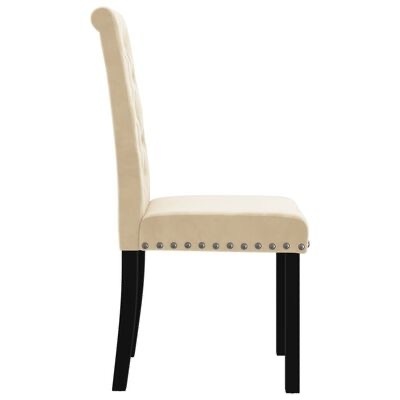 Cadeira estofada creme com pernas pretas e tachas metálicas