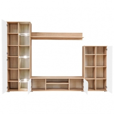 Móvel modular de sala em madeira clara com portas brancas e várias prateleiras e compartimentos
