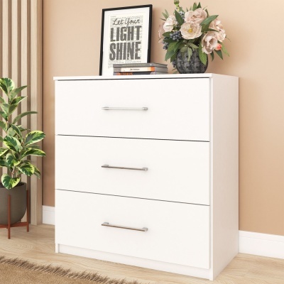 Cómoda branca de três gavetas com vaso de flores e quadro como decoração