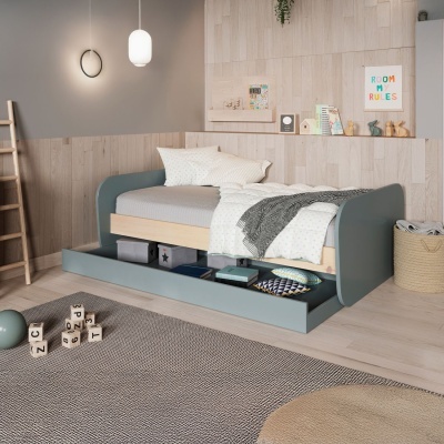 Cama individual cinza com roupa de cama branca e cinza num quarto infantil com decoração em madeira clara