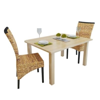 Mesa de jantar em madeira clara com duas cadeiras em rattan natural e decoração de mesa com pratos e copos