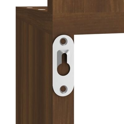 Fechadura metálica branca numa porta de madeira castanha