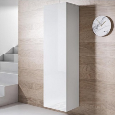 Móvel suspenso branco com porta, parede revestida a madeira clara e relógio analógico redondo