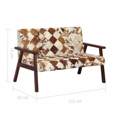 Sofá dois lugares com estofado castanho e branco e estrutura em madeira escura